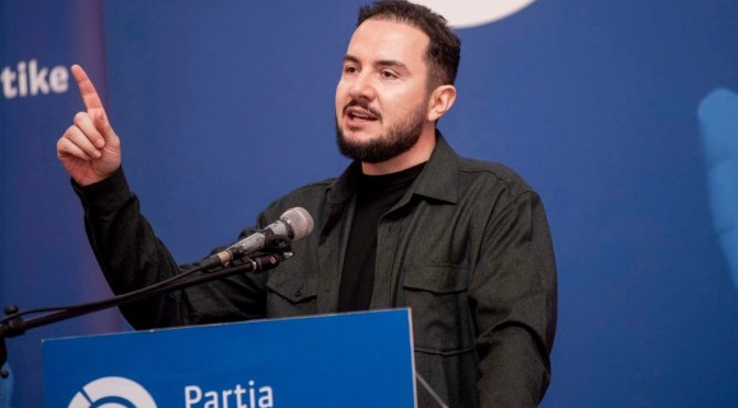 Tirana ndizet blu/ Ervin Salianji ‘pushton’ sheshin me demokratë…