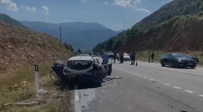 Tronditëse/ Nga ceremonia mortore drejt tragjedisë, 1 humb jetën dhe 4 plagosen në Rrugën e Arbrit…