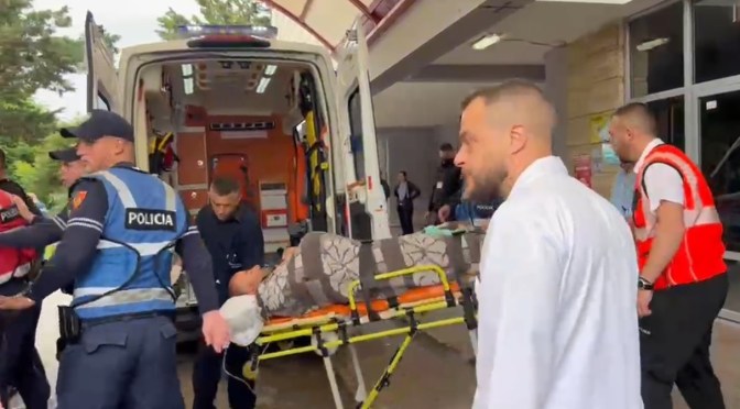 Çfarë i bëre mor të q*** r*** ? Familjarët e policit të vrarë shpërthejnë në të shara teksa autori del nga spitali