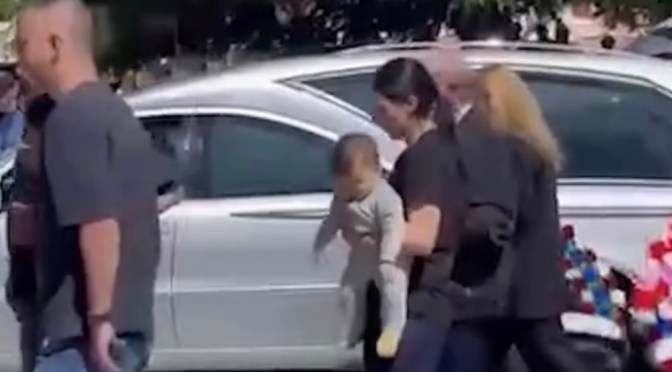 Lot dhe homazhe për Enea Mekollin/ Djali i tij 8-muajsh i jep lamtumirën e fundit babait të rënë në krye të detyrës