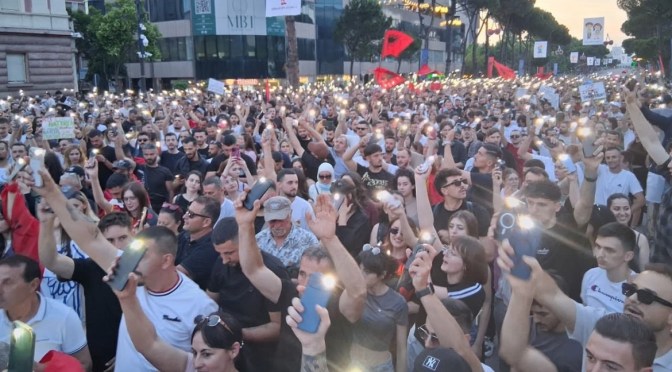 Qytetaret reagojnë: “Mos digjni flamujt, mos devijoni kauzën – protesta është për ndryshim politik