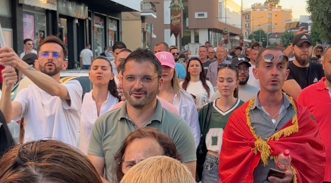 Qytetari ngre alarmin: RTSH Korça nuk transmetoi asnjë pamje nga protestat. “Korçarët paguajnë taksa për këtë?”