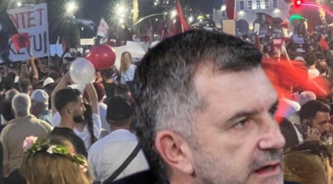 Andi Bushati: “Zvërneci bashkoi gjithçka: oligarkinë, heshtjen e mediave dhe zemërimin qytetar….