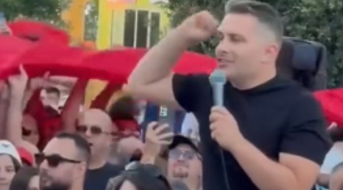 ‘Kush ka vjedhur të shkojë në burg’ Flavio Qarri mban fjalim të fortë para protestuesve