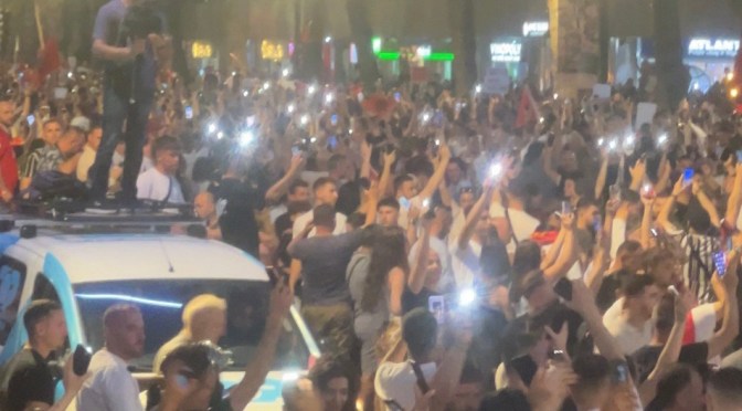 Protesta rrëzoi euron, rriti vapën dhe trembi investitorët! Ja 10 mekatet…
