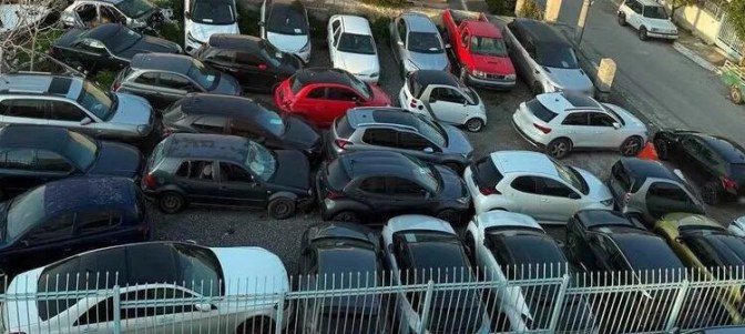 Goditet banda e vjedhjes së makinave në Athinë, mes 13 të arrestuarve 11 shqiptarë