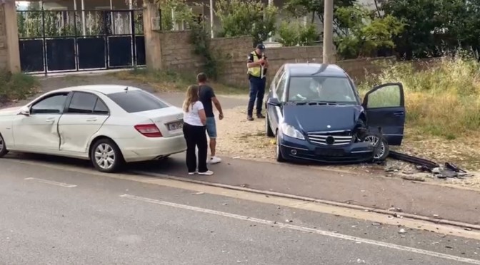 Përplasen tre makina në Pogradec-Lin /Pjesa e parme e makinës shkatërrohet tërësisht, një person niset me urgjencë…