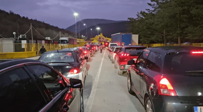 Kaos në kufirin Shqipëri-Greqi, pritje të gjata dhe radhë kilometrike në Kapshticë