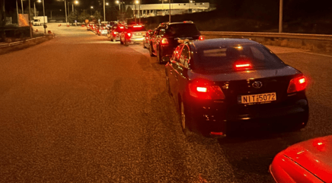 “Diaspora drejt Tiranës për protestën e nesërme? Radhë të gjata dhe pritje me orë në Kapshticë…