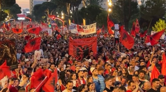 Media italiane “Il Fatto Quotidiano” jehonë protestave në Shqipëri: “Pagat mjerane, korrupsioni dhe kostoja e jetesës po nxisin revoltën kundër Ramës