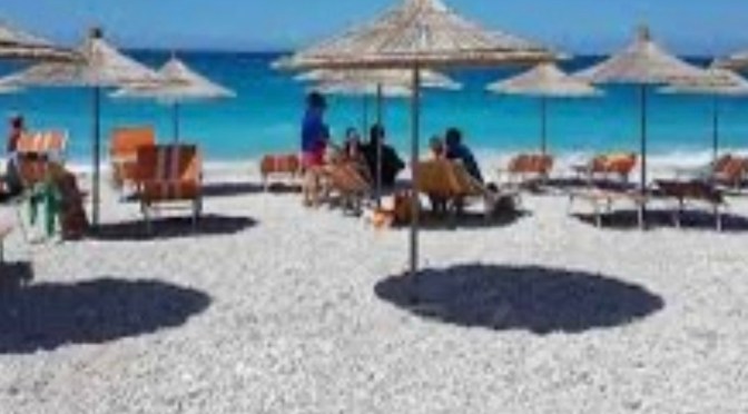 E mbajtën peng 70-vjeçarin me “pistoletë” çakmak për t’i grabitur paratë, arrestohen 3 të rinj