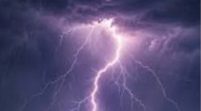 Stuhi të fuqishme drejt Ballkanit, meteorologët paralajmërojnë breshër, erëra të forta