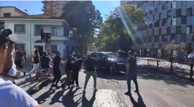 Përcillen me vezë, mllef e policë/ Ja si hyjne e dalin ne pune deputetet socialistë….