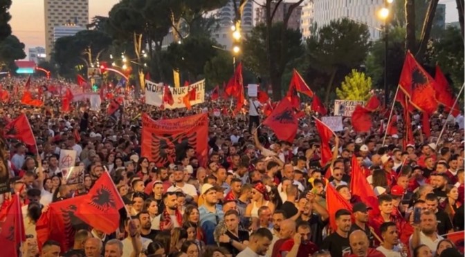 Mediat franceze jehonë protestave në Shqipëri: “Mobilizimi më i madh qytetar që nga rënia e komunizmit”