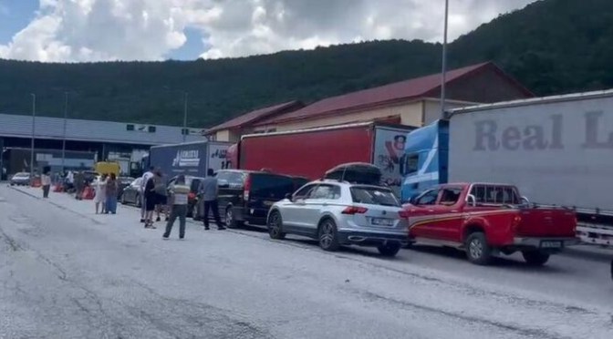 Kaos në Kapshticë, udhëtarët presin me orë pas defektit në sistemin grek