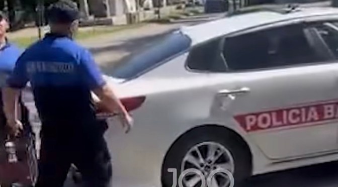 “Lufta” me domatet në Korçë, Policia Bashkiake e Filos sekuestron 2 arkat e shitësve ambulantë