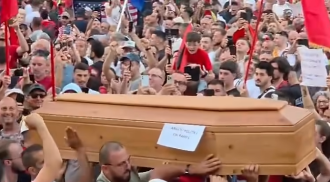 Braçe shpërthen pas protestës: “Arkivoli nuk është poezi, është simbol i vdekjes”