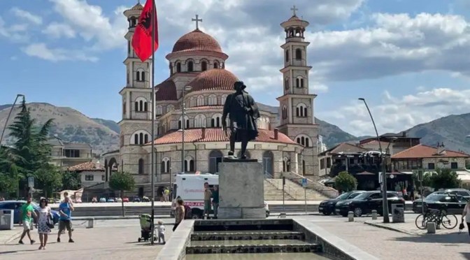 Korça, “Republika e Partisë”/  Nga puna tek postet, partia kudo…
