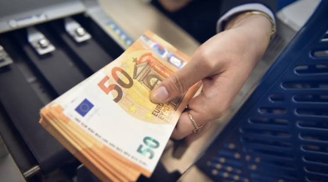 Rekord i ri/ Emigrantët dërgojnë 621 milionë euro në shqipëri, por leku “ua ha” vlerën