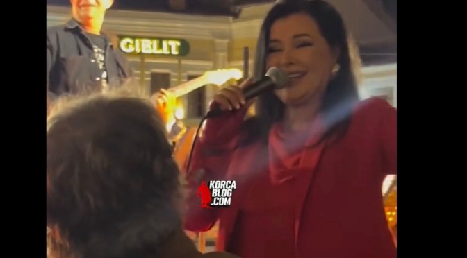Eli Fara përqafon Mihallaq Andrean: “Është emblema e Serenatës Korçare(Video)