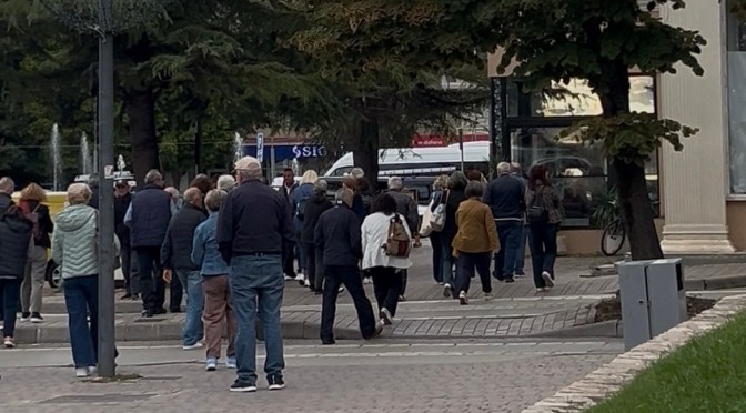 Turistët mbushin Korçën, por një detaj bie në sy/ Shumica e vizitorëve janë në moshë të madhe