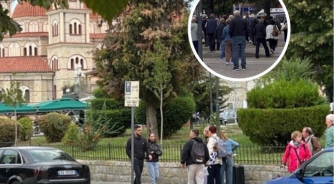 Valë turistësh nga Greqia në Korçë, por popullsia vendase tkurret…