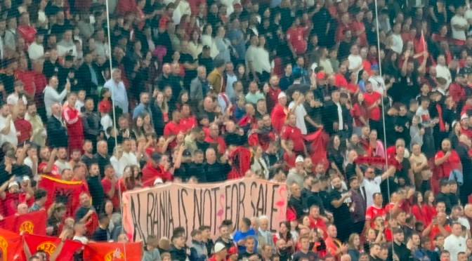 “Shqipëria nuk shitet”/ Baneri i tifozëve gjatë himnit kombëtar, në mbështetje të protestës