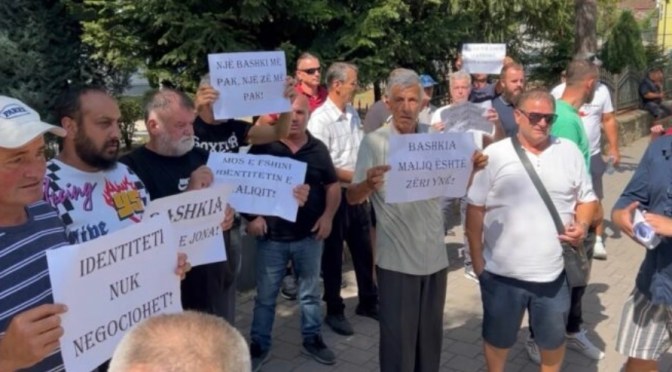 Banorët e Maliqit thirrje për protestë kundër shkrirjes së Bashkisë: “Tregoni se nuk i keni frikën këtij sistemi…