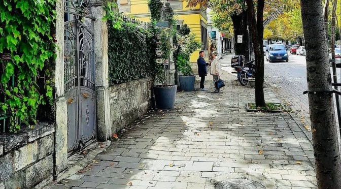 Korça turistike përballë realitetit/ Trotuare të amortizuara, rrugica dhe kalldrëm pa standard