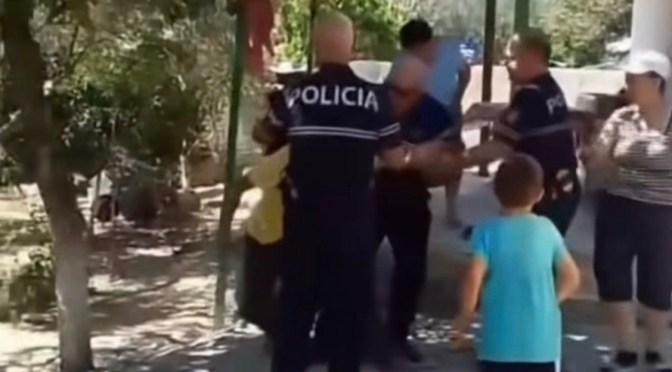 “O xhaxhi polic, të lutem!”/ Reagimi prekës i fëmijës kur policia i tërheq zvarrë kryefamiljarin se kishte suvatuar murin