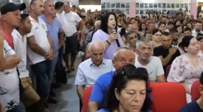 Poliçani “hedh peshqirin” kundër shkrirjes/ 15 anëtarë të Këshillit Bashkiak japin dorëheqjen unanime