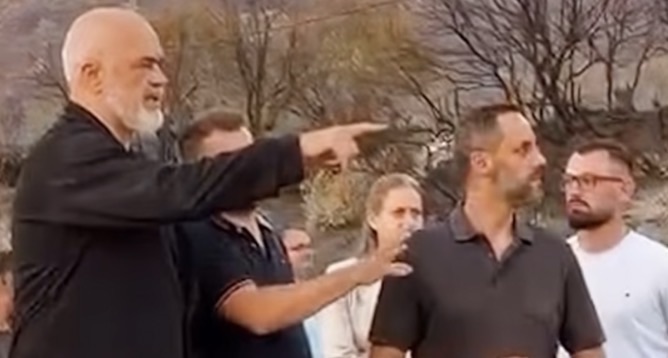 “Çfarë s’na vret, na bën më të fortë”/ Rama takon banorët pas zjarrit në Himarë
