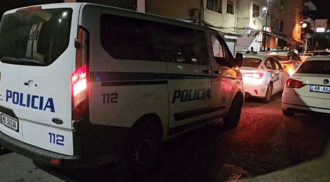 Çelësat brenda, 48-vjeçari “rrëmben” makinën në Pogradec, por policia e arreston