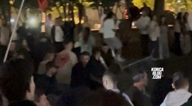Protestuesit në sheshin “Skënderbej” kërkojnë ndalimin e muzikës me DJ gjatë marshimit(Video)