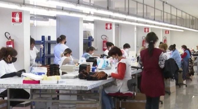 Renia e euros/ Fasoneritë futen në krizë, humbin mijëra vende pune. Kërkojnë ndërhyrje nga qeveria…