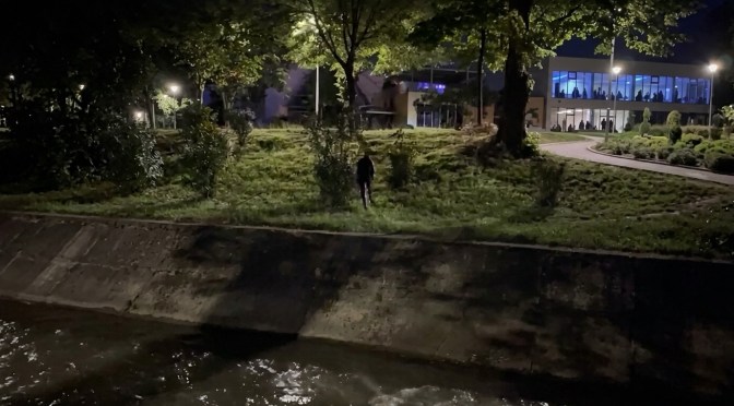 Protestuesit i vihen pas Klevis Balliut/ Deputeti Demokrat hidhet në Lanë për të shpetuar…