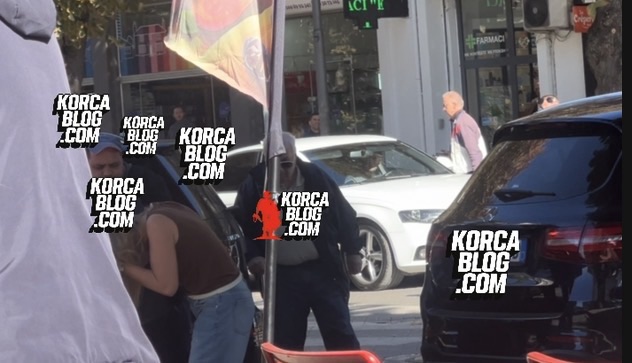 ‘Pse ma gërvishte makinën?’ Plas sherri mes femrave pranë Kinemasë në Korçë…